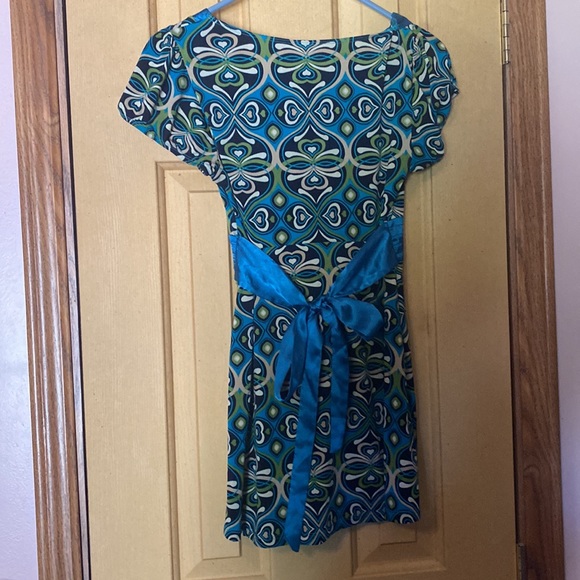 L8teR Blue and Green top that ties in the back - Picture 3 of 3